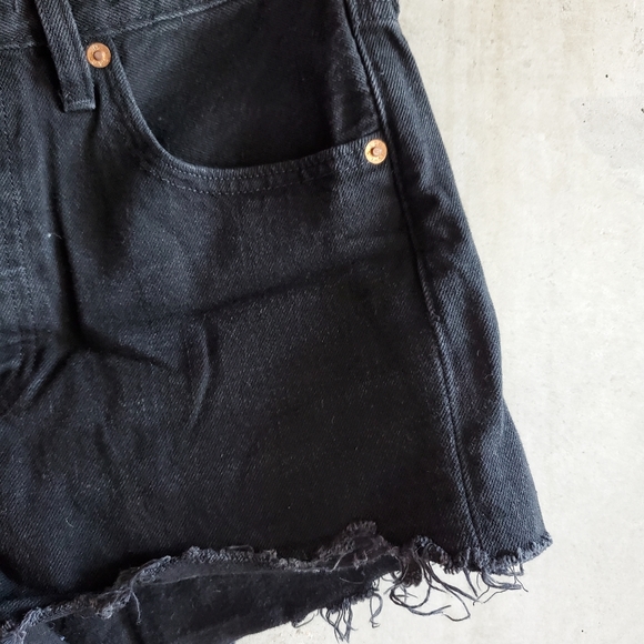 LEVI'S / 501 Jean Shorts in black denim / Size 25 - Picture 2 of 6